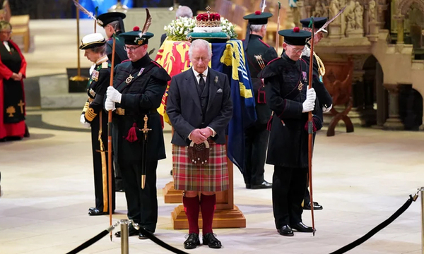 Decenas de empleados recibieron avisos de despido mientras se realizaba una ceremonia en honor a Isabel II - OviedoPress