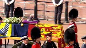 Colocan la Corona sobre el ataúd de la Reina Isabel II | 1000 Noticias