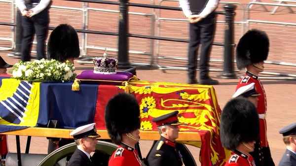 Colocan la Corona sobre el ataúd de la Reina Isabel II | 1000 Noticias