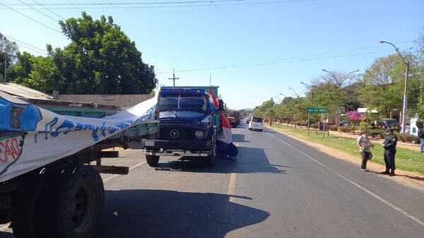 Unos 150 camioneros cierran media calzada de la ruta en Itá - Nacionales - ABC Color