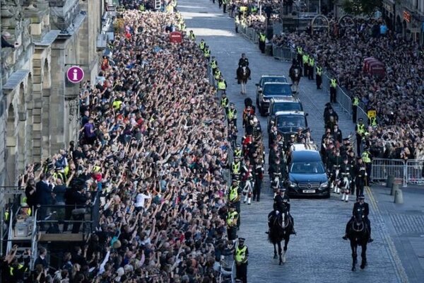 Miles de personas se concentran en Londres para despedir a la reina Isabel II - ADN Digital