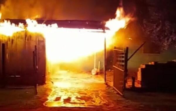 Voraz incendio cobra la vida de una mascota en el barrio San Isidro de Coronel Oviedo – Prensa 5