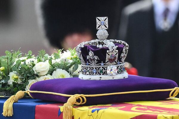 La corona imperial: qué significa y porqué la pusieron sobre el féretro de Isabel II - Mundo - ABC Color