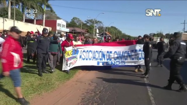 Camioneros marchan sobre la ruta Py01 - SNT