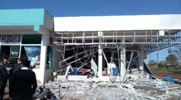 EN ASALTO TIPO COMANDO DESTRUYEN CON EXPLOSIVOS UN BANCO EN PIRAPÓ - La Voz del Norte