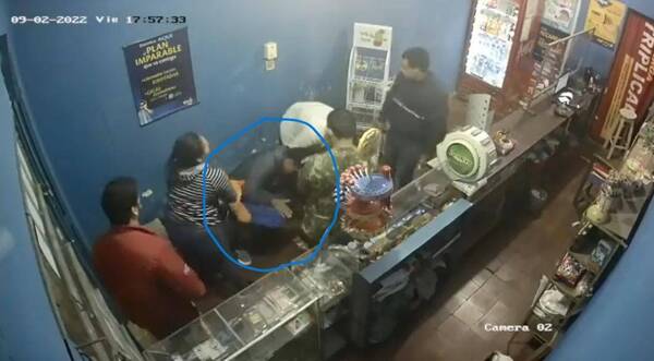 Crónica / [VIDEO] Valiente bombero salvó a niño de morir atragantado: "actué porque esa es mi misión"