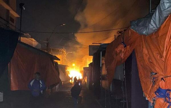 Con quema de cartones habrían iniciado incendio de 12 casillas en el Mercado 4 – Prensa 5