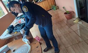 Mantienen de rehén a familia y balean a hombre en asalto a establecimiento