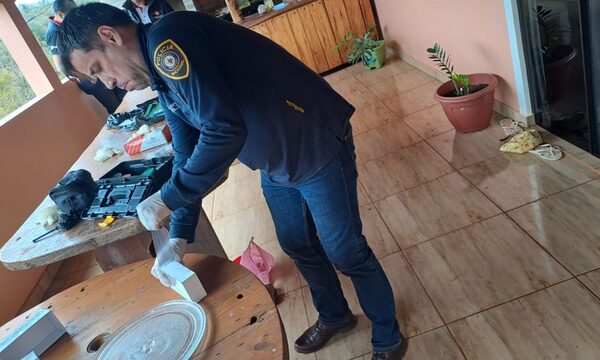 Mantienen de rehén a familia y balean a hombre en asalto a establecimiento