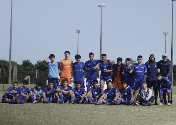 Sub 14: Tacuary FBC con dos escoltas   - Fútbol - ABC Color