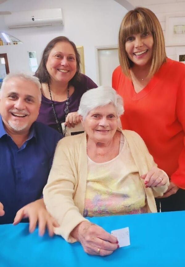 La mamá de Pelusa Rubin celebró sus 88 años cantando y bailando - Gente - ABC Color