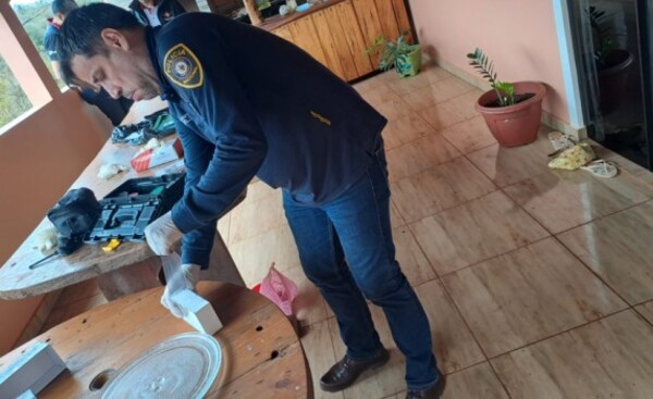 Familia mantenida de rehén mientras delincuentes desvalijaban la casa
