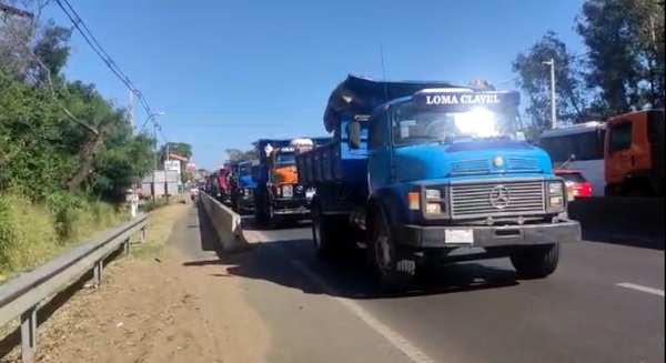 'Desde julio nos están diciendo que la tendencia del combustible es a la baja y nunca bajan los precios', critican camioneros