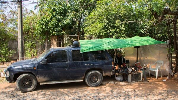 Ingenioso zapamóvil: repara calzados en su taller callejero