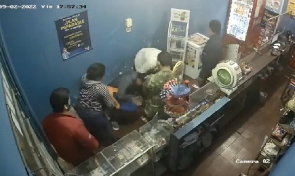 Con maniobra de primeros auxilios, bombero salvó a niño que se había atragantado