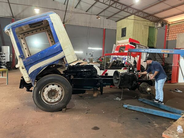 La Furia: Avanza la construcción del segundo camión de carreras en Paraguay