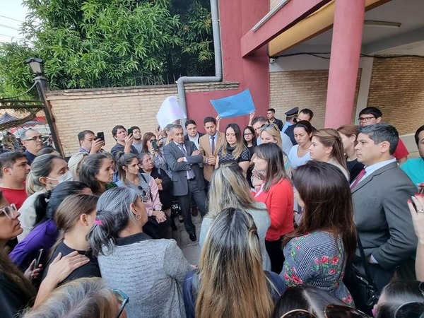 Colegio privado de Lambaré desmatriculará a alumnos cuyos padres se manifestaron - Unicanal