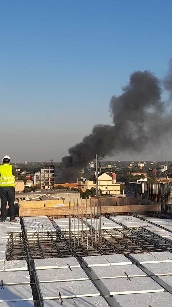 Incendio consume depósito en zona del Mercado 4 - Unicanal