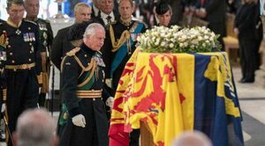 Emocionados, los londinenses inician su “respetuoso” adiós a Isabel II