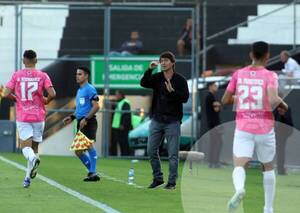 Crónica / Hombre récord: Daniel Garnero dirigió su partido Nº 100 en Libertad