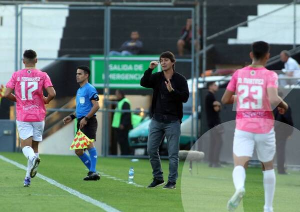 Crónica / Hombre récord: Daniel Garnero dirigió su partido Nº 100 en Libertad