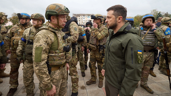 Zelenski visita la ciudad de Izium y afirma que su Ejército recuperó 8.000 km2 en un mes | 1000 Noticias