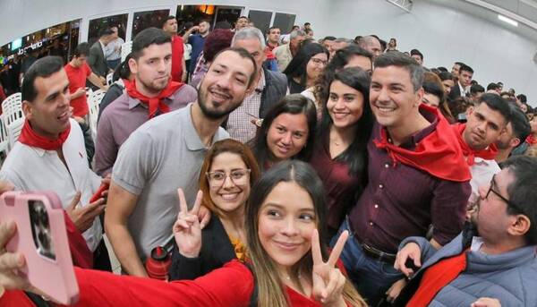 Crónica / Santiago Peña instó a los jóvenes a participar en política