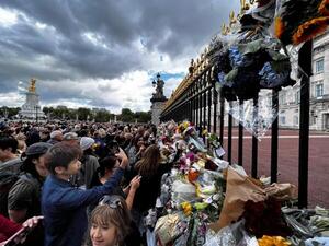 Más de un millón de personas despiden el cuerpo de Isabel II, que ya está en Westminster | 1000 Noticias