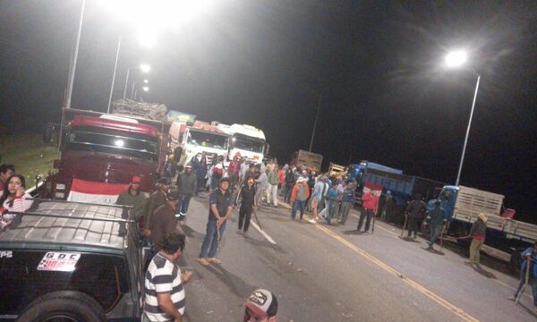 (VIDEO) Heridos y machucados luego de que camioneros cerraron la ruta en Emboscada y la policía abrió paso a la fuerza