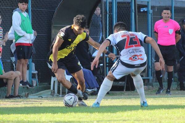 Crónica / Primera B: Recoleta empató pero sigue como único líder