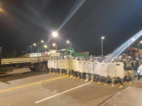 Arroyos y Esteros: así fue el enfrentamiento entre policías y manifestantes - Nacionales - ABC Color