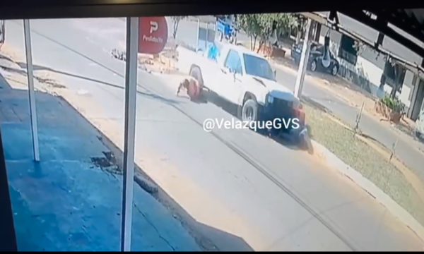 (VIDEO) ¿Estaba ciego pio? Conductor de una camioneta pasó por encima de trabajadores