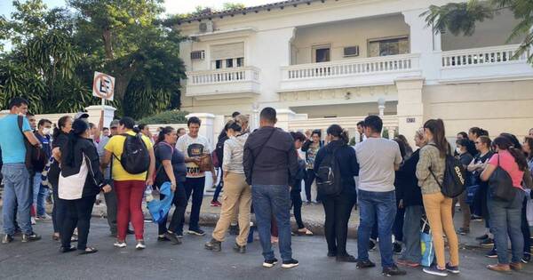 La Nación / Trabajadores de la empresa Potî volvieron a manifestarse por la falta de pago de salarios