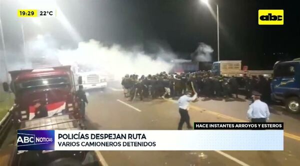 Camioneros amenazan al Gobierno con sitiar Asunción si no baja combustible - Economía - ABC Color
