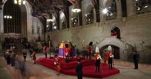 La Nación / Miles de personas despiden a la reina Isabel II en el hall del Palacio de Westminster