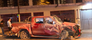 Llamativo accidente en el centro: Hombre alegó persecución y abandonó a su acompañante - trece