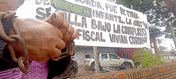 Sy se encadena frente a la Fiscalía y pide cárcel para doña que viralizó video tie’y - La Clave