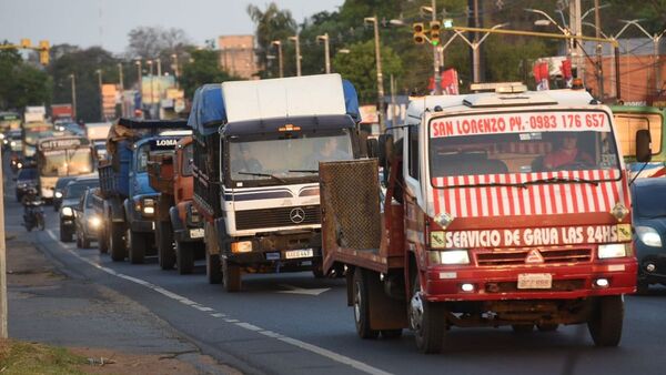 Camioneros amenazan con llegar a Asunción en cuarto día de protestas