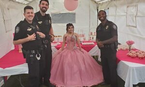 Policías van a fiesta al recibir una “queja por ruido” y terminan celebrando con la quinceañera