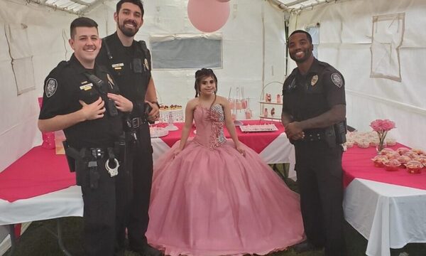 Policías van a fiesta al recibir una “queja por ruido” y terminan celebrando con la quinceañera