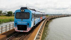 Reanudan viaje en tren Encarnación-Posadas tras conflicto de pasajes