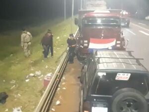 Policía detiene a 16 camioneros tras despejar rutas en Cordillera · Radio Monumental 1080 AM