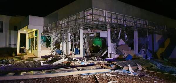 Ladrones causan destrozos en Banco Regional de Pirapó al abrir bóveda con explosivos - Revista PLUS