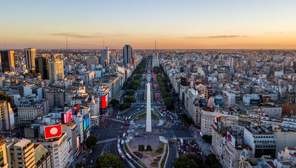 La inflación en Argentina permanece muy elevada y se encamina al 100% anual - Revista PLUS