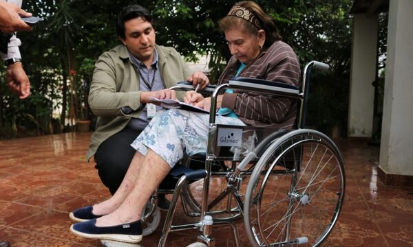 Siguen con entrega de sillas de ruedas a personas de escasos recursos