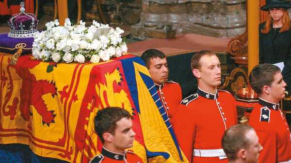 Diario HOY | Susto en la capilla ardiente de Isabel II: guardia se desmaya mientras custodiaba ataúd
