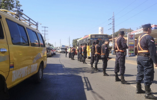 Diario HOY | Choferes de transporte escolar se manifiestan en 4 Mojones para exigir baja del combustible