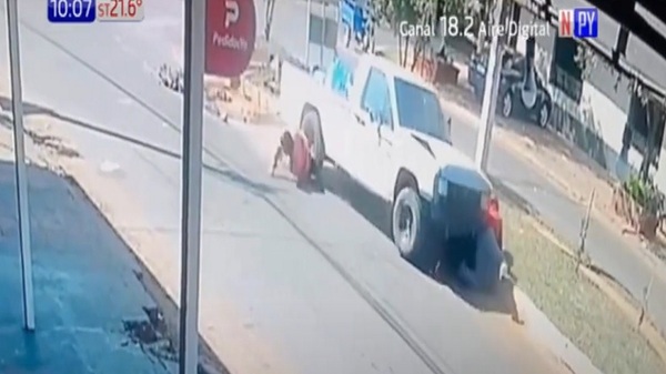 ¡Nadie muere en su víspera! Trabajadores se salvaron de morir arrollados | Noticias Paraguay