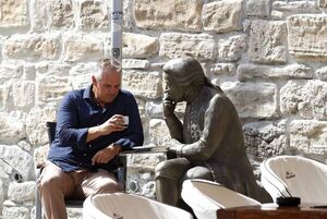 Nuevas esculturas en Zagreb presentan a los turistas a los “genios croatas” - Viajes - ABC Color