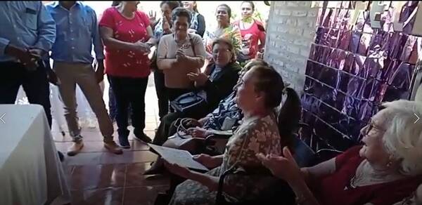 Crónica / [VIDEO] Exalumnos homenajean a profe: "estoy feliz porque sembré árboles que dan frutos buenos"